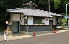 上野公園駐車場前公衆トイレ外観