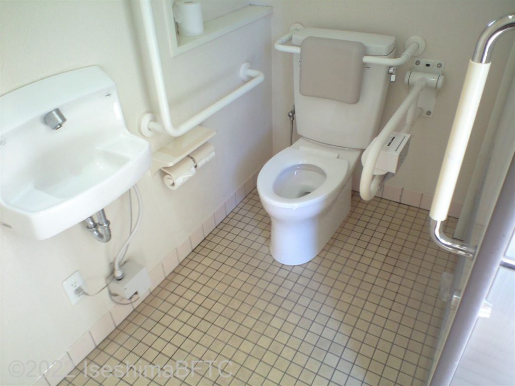 賢島駅南口観光用無料駐車場内トイレ棟の車いす対応トイレ
