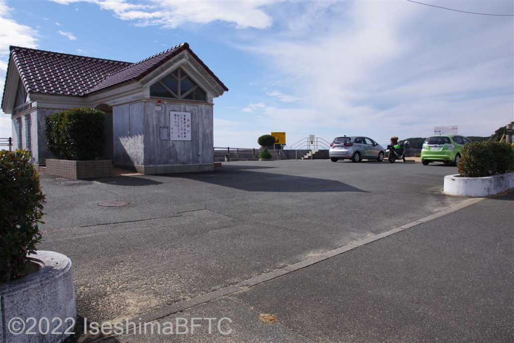 駐車場と公衆トイレ棟